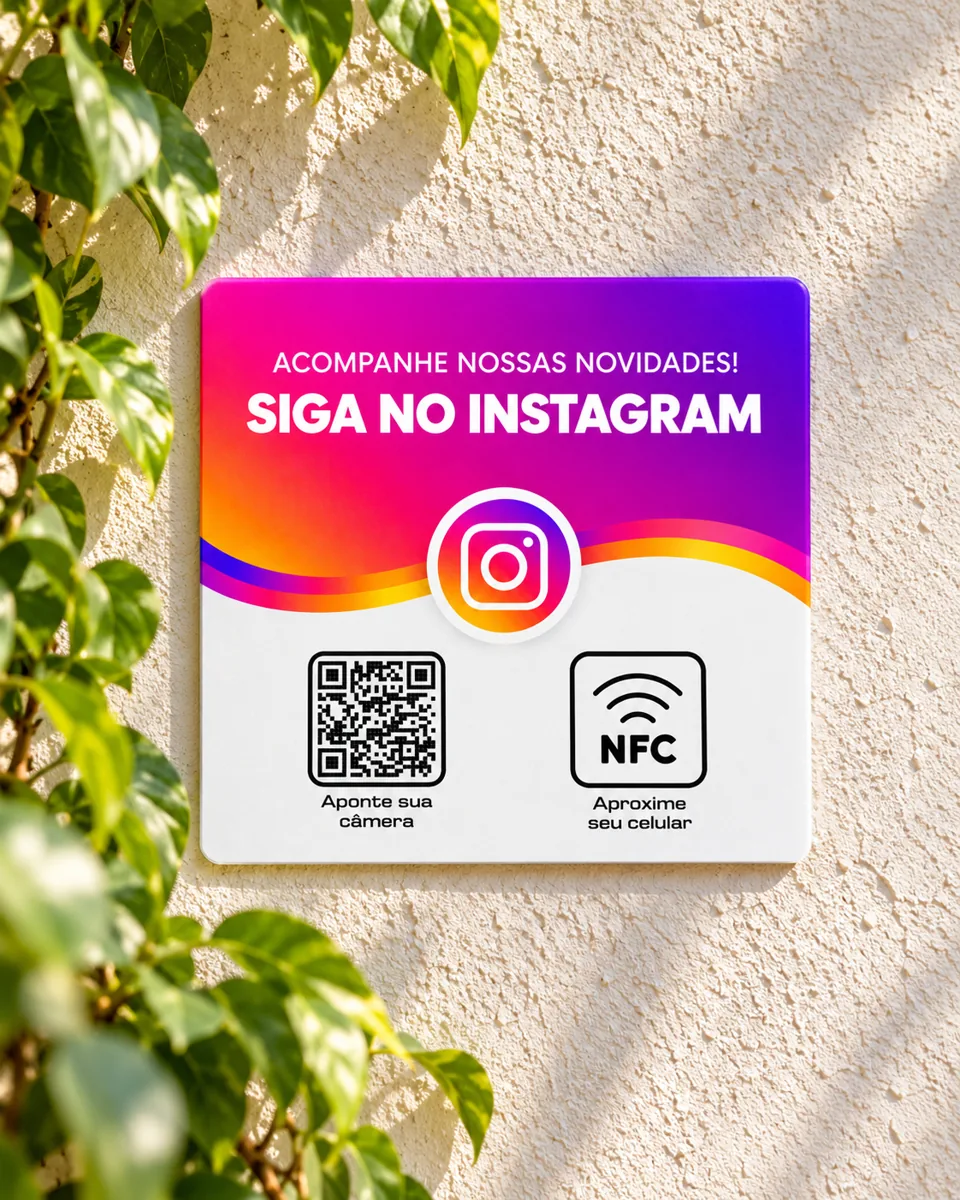 Simulação de plaquinha Instagram fixada na parede